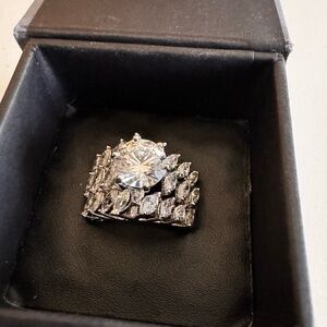 Elegant Silver Ring with Clear Gemstones size 9 S925